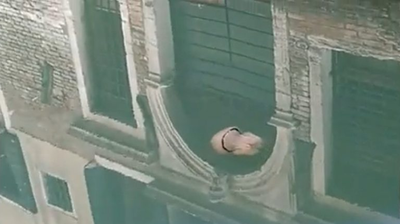 意大利疫情持續惡化至遊客絕跡A令到威尼斯運河水清澈見底A能看到一隻水母在漂游C]網絡圖片^