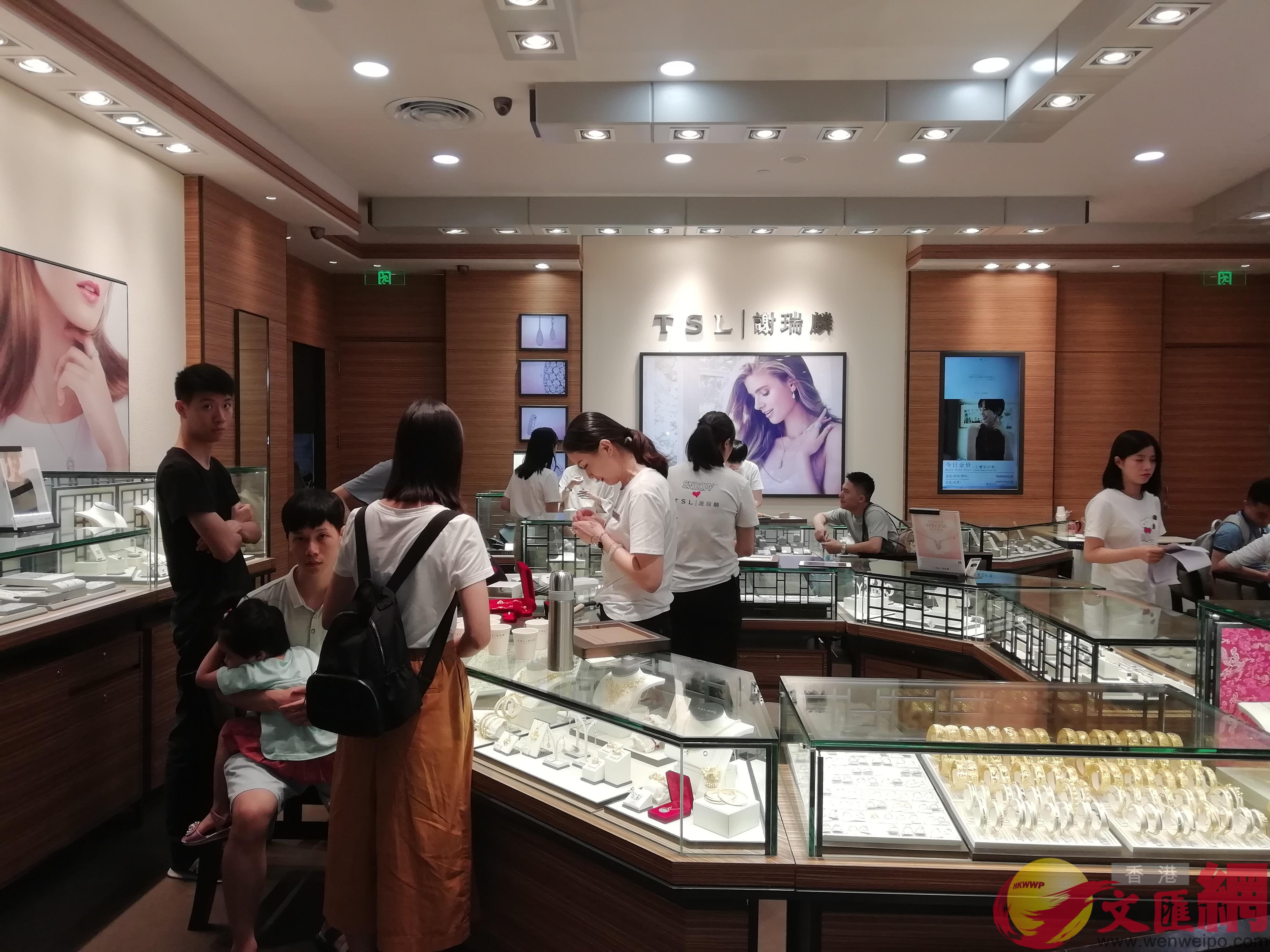 星展料五一黃金周零售慘淡A今季珠寶化妝品生意恐跌60%(香港文匯報記者李昌鴻攝)