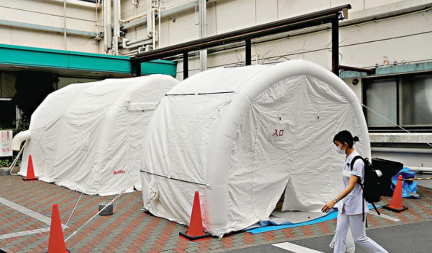 東京有醫院在外面設立帳篷，為民眾做病毒檢測。 資料圖：路透社