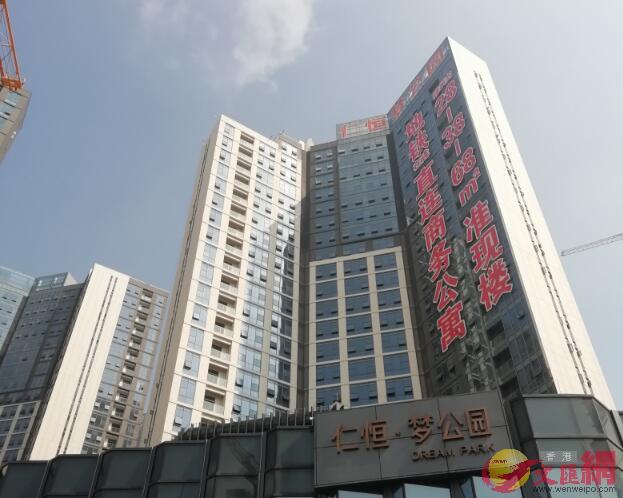 龍崗公寓仁恆夢公寓因臨近地鐵和總價便宜吸引了不少顧客前來購買]記者 李昌鴻 攝^