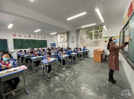 老縣鎮中心小學五年級學生正在上課(央視記者彭漢明拍攝)