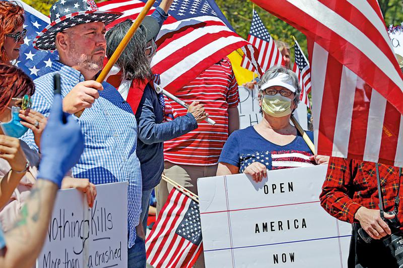密蘇里州民眾21日在州議會大廈外示威A反對居家令A要求重啟經濟]美聯社圖片^