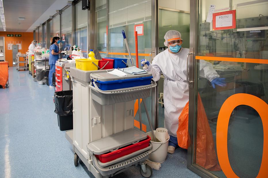 保潔人員在西班牙巴塞羅那醫院的新冠患者病區內工作]新華社圖片^