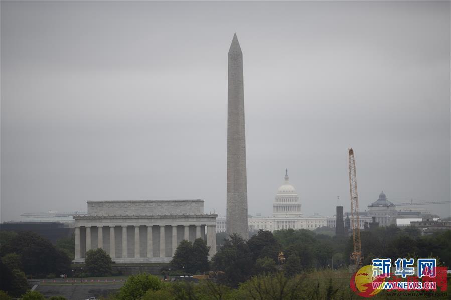 這是4月24日在美國弗吉尼亞州阿靈頓拍攝的國會大廈B華盛頓紀念碑和林肯紀念堂C新華社