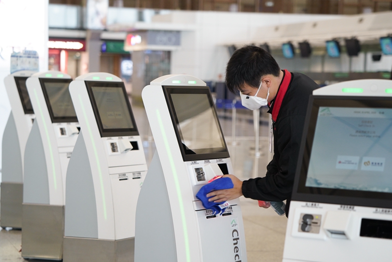 香港國際機場應用最新消毒技術，包括智能消毒通道、抗菌塗層及自動化清潔機械人，保障旅客及機場員工免受新冠肺炎病毒感染（機管局）