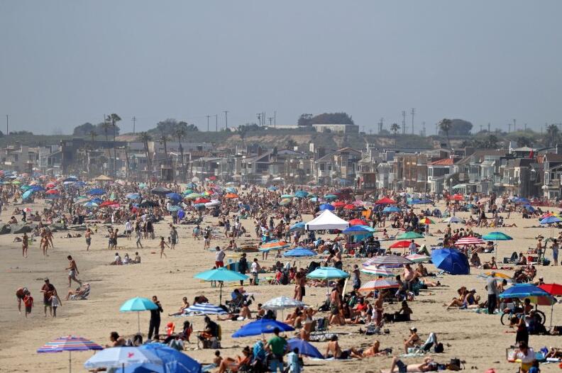 加州一個沿岸城市的救生員部門負責人說A估計當地周五有4萬人湧到海邊A預料周末期間情況持續]法新社^