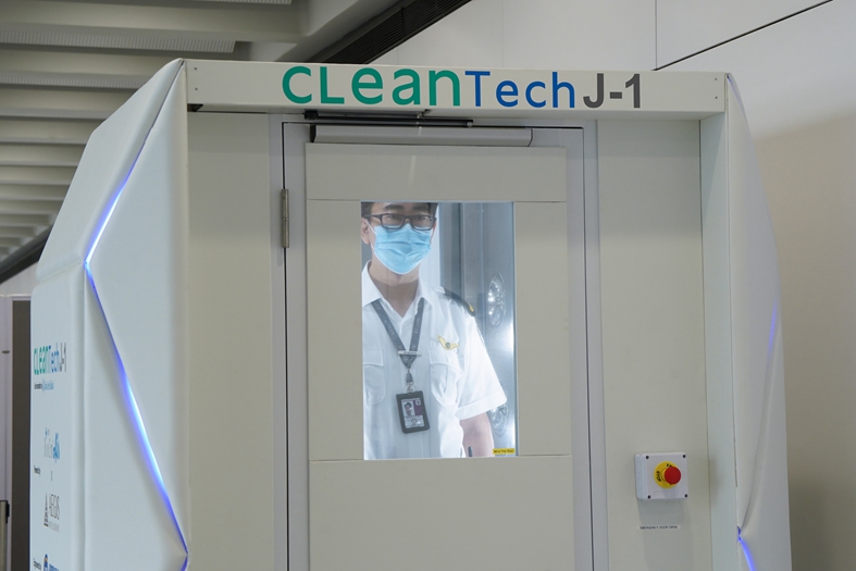 香港國際機場應用最新消毒技術，包括智能消毒通道、抗菌塗層及自動化清潔機械人，保障旅客及機場員工免受新冠肺炎病毒感染（機管局）
