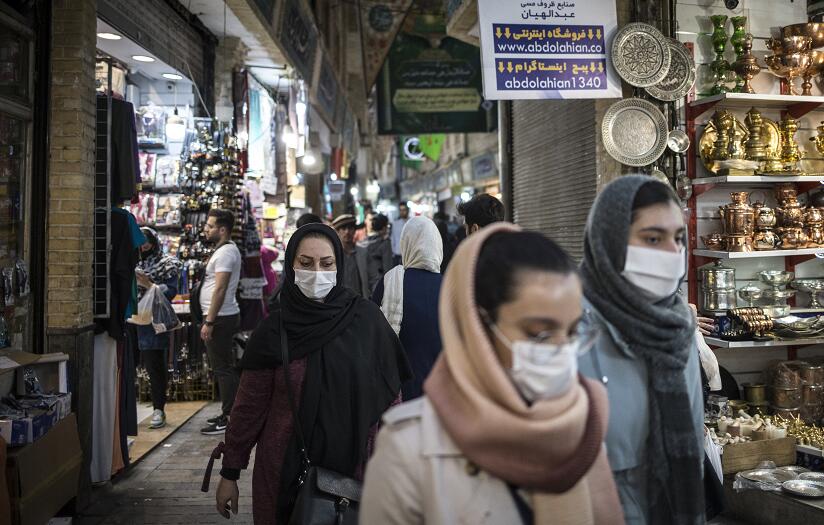 4月24日A在伊朗德黑蘭A戴著口罩的市民經過集市C(新華社資料圖片)