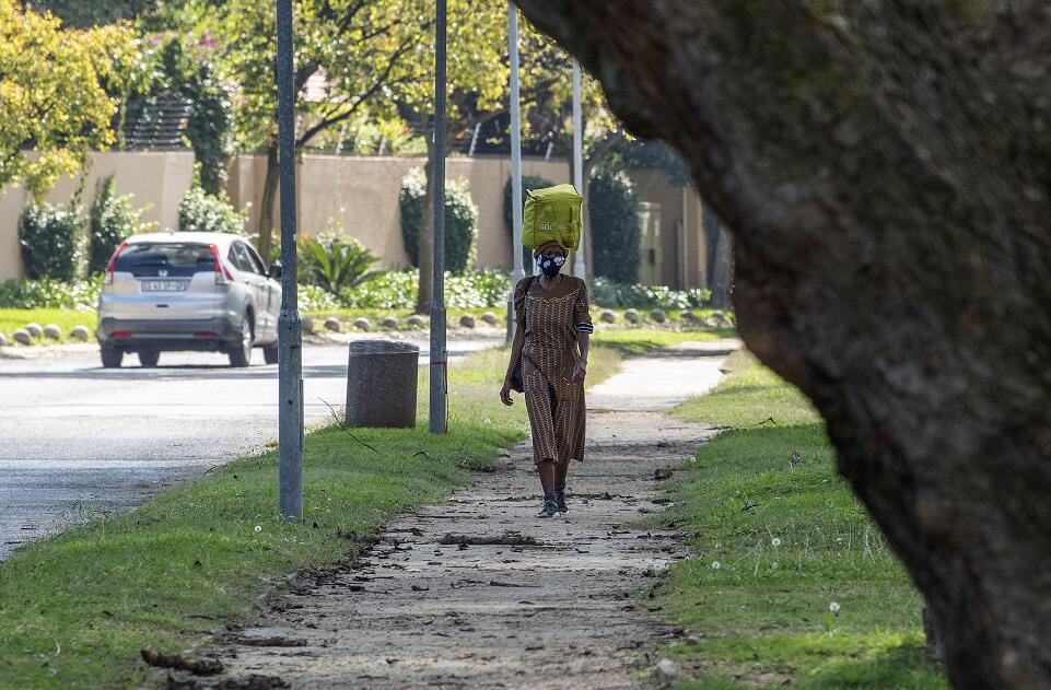 4月23日A在南非約翰內斯堡A一名女子戴口罩出行C(新華社資料圖片)