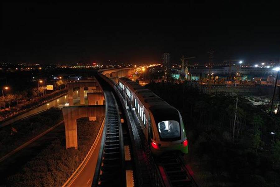 今天(28日)淩晨A內地商用磁浮2.0版列車在長沙磁浮快線上完成測試(新華社資料圖片)