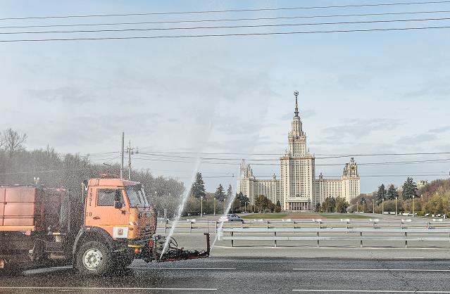 4月24日A在俄羅斯首都莫斯科A市政車輛進行消毒作業]新華社資料圖片^