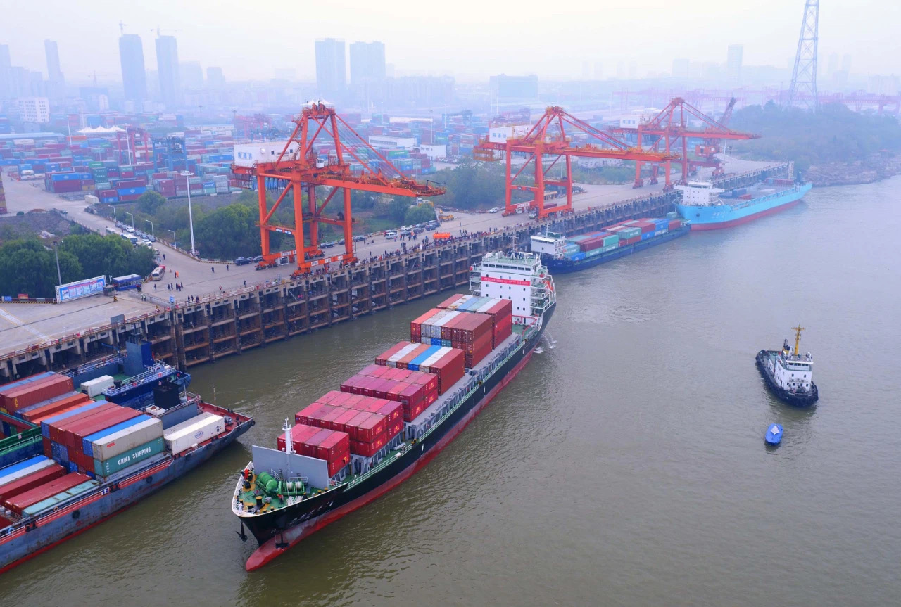 集裝箱船從長江中游深水良港武漢陽邏港起航]資料圖片^