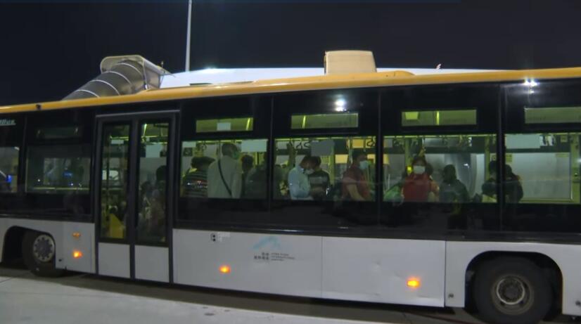 從巴基斯坦返港的乘客逐一落機A乘搭機場巴士(視頻截圖)