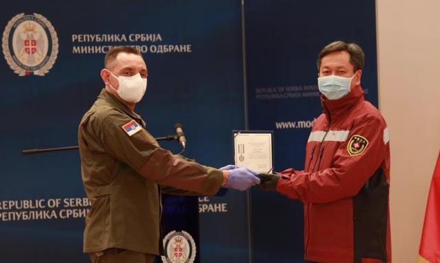 4月30日A在塞爾維亞貝爾格萊德A塞爾維亞國防部長武林(左)向中國赴塞抗疫醫療專家組組長彭志強授勳]新華社^