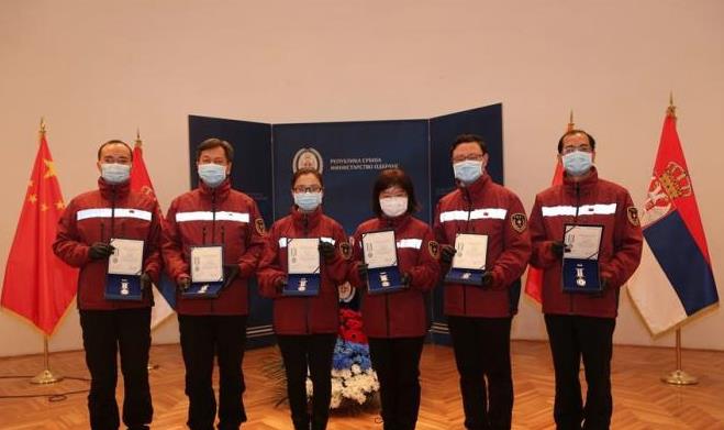 4月30日A在塞爾維亞貝爾格萊德A中國赴塞抗疫醫療專家組成員手持勳章合影(新華社)