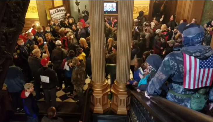 美國密歇根州示威者持槍進入議會大廈抗議C(圖源G推特)