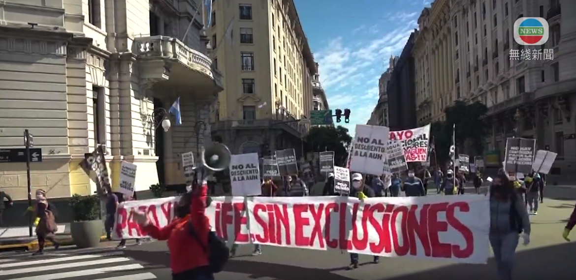 南美多國勞動節有示威者上街遊行]電視截圖^