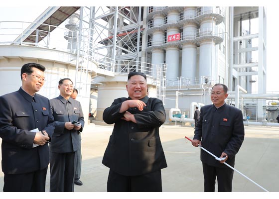 朝鮮最高領導人金正恩昨日(1日)出席朝鮮順天磷肥工廠竣工儀式(朝鮮m勞動新聞n)
