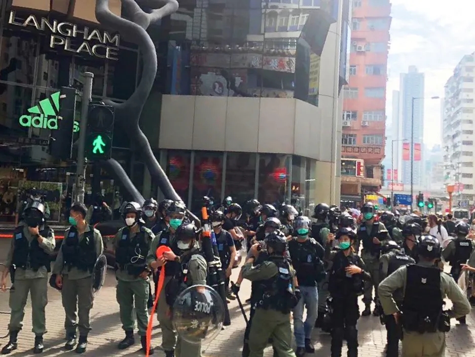 5月1日，香港防暴警察及時驅散在旺角的違法聚集活動(央視新聞圖片)
