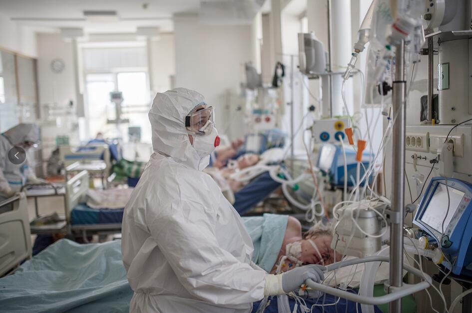 在俄羅斯首都莫斯科，一名醫護人員在醫院工作。（新華社資料圖片）