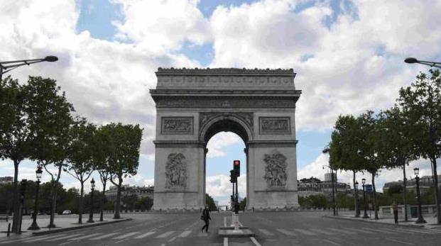 當地時間5月1日，法國繼續處於「封城」狀態。在巴黎的凱旋門，行人稀少，幾乎沒有車輛(中新社)