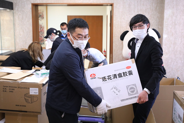 中國駐日本大使館向留學生發放有連花清瘟膠囊的健康包]新華社資料圖片^