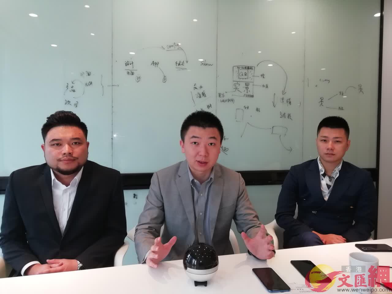  丁志宇(中 )與郭文宗(左)及朱達(右)的 三人VR創業團隊]記者 李昌鴻 攝^