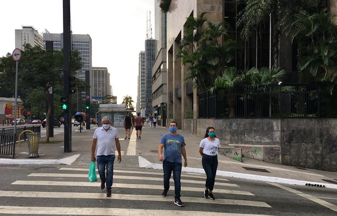 5月1日，在巴西聖保羅，民眾戴口罩外出（中新社資料圖片）