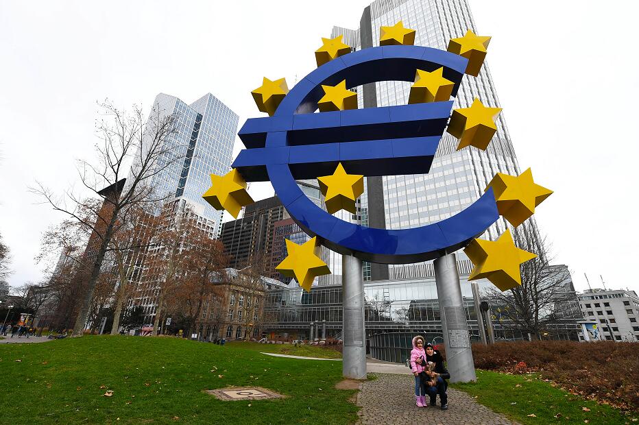 歐盟執委會預測A歐元區今年經濟收縮7.7%A創歷史新低C]新華社資料圖片^