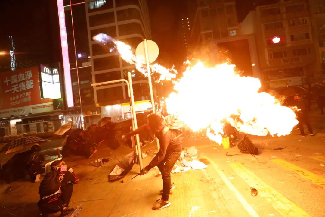暴徒在香港街头投擲汽油彈縱火C