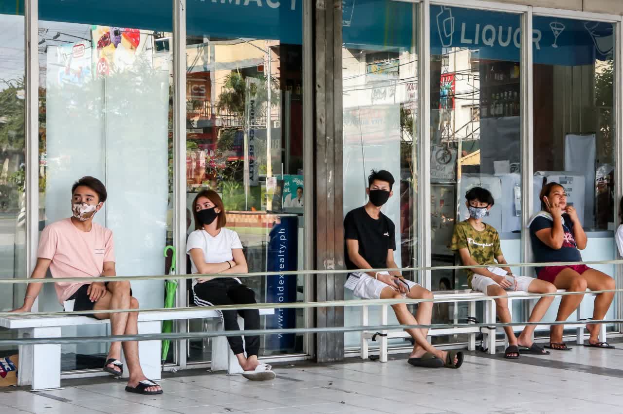 受新冠肺炎疫情影響，菲律賓民眾排隊等待購物時保持一定距離。（新華社資料圖片）