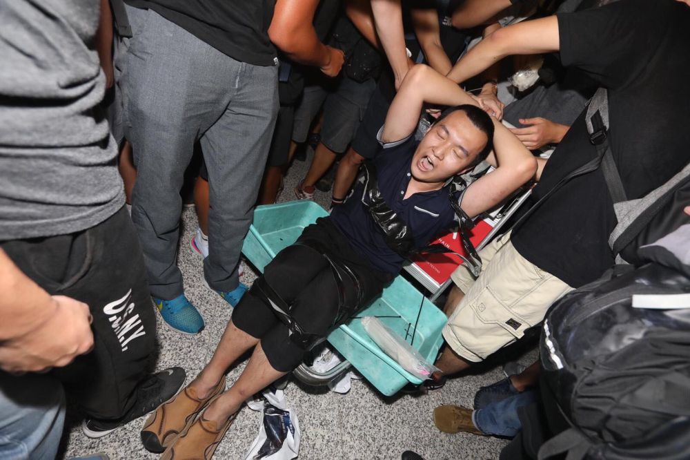 2019年8月13日Am環球時報n記者在香港機場被暴徒非法禁錮C(新華社發) 