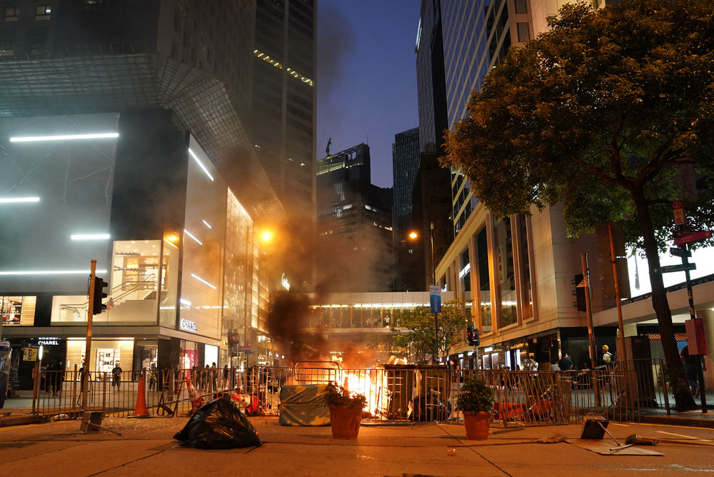 2019年11月2日A暴徒在香港中環當街縱火C(新華社發)