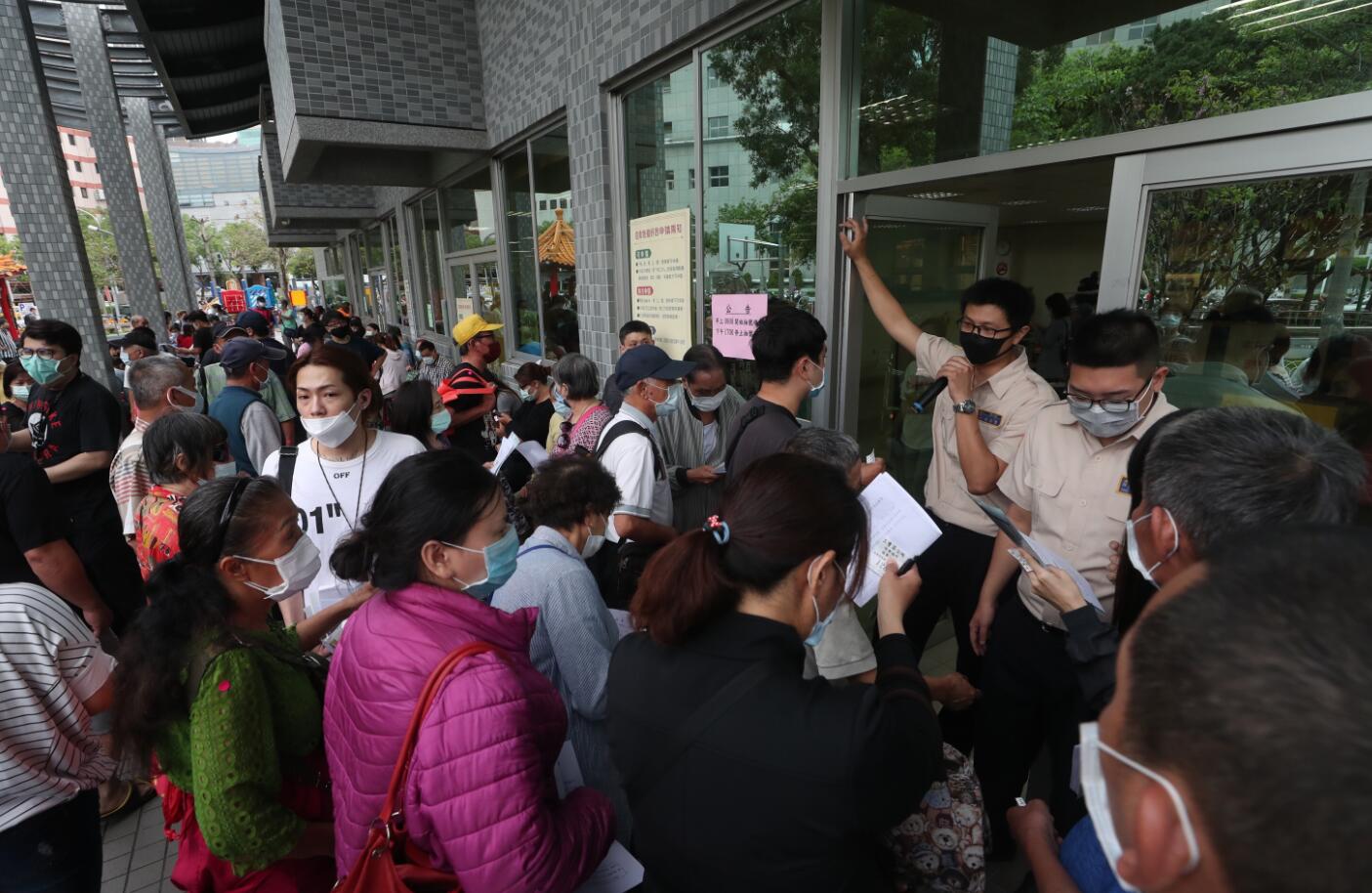 新北市三重區公所因應申請人數眾多，開啟活動中心讓民眾申辦。圖片來源：台灣「中央社」
