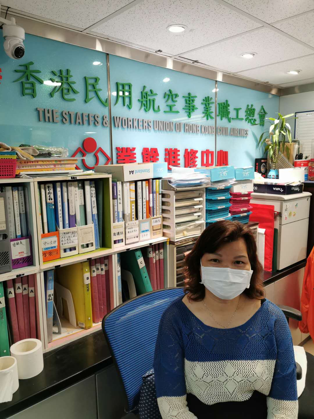 香港機場餐飲業僱員工會主席蔣肖蓮表示A受到黑暴和疫情的雙重攻擊A前線同事除了收入A精神以及人際關係都大受影響(點新聞記者攝)