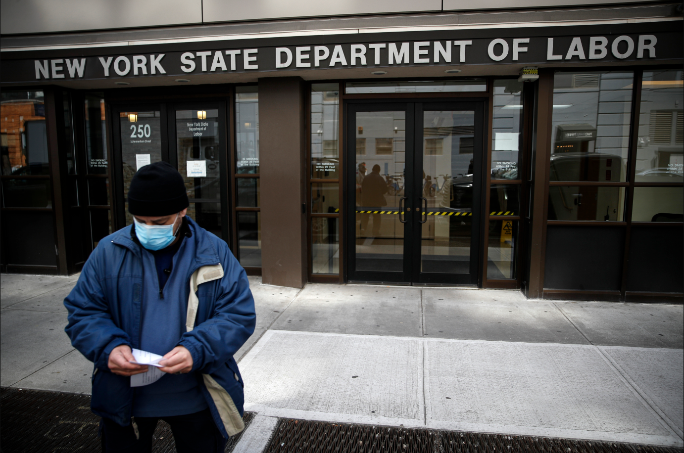 3月18日在紐約A勞工部因疫情暫時關閉A求助訪客被拒之門外]美聯社資料圖片^