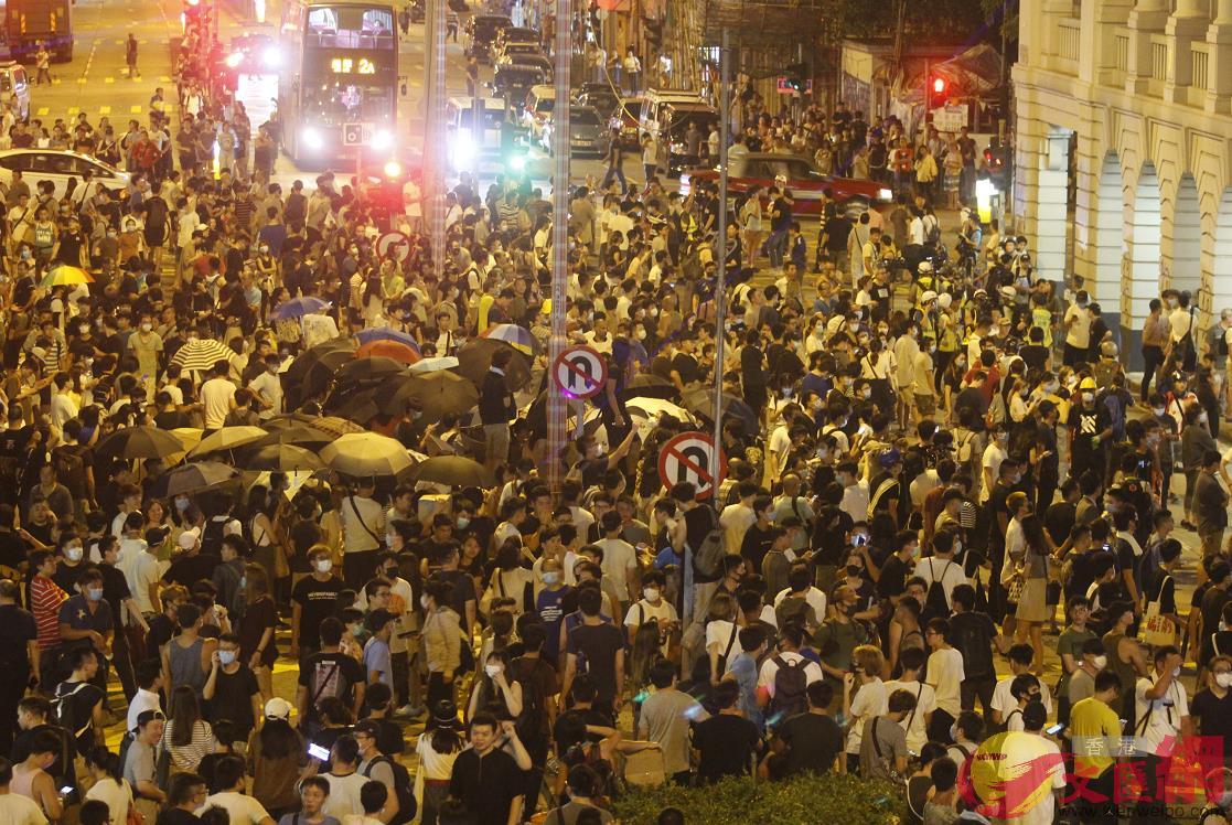 去年8月7日，大批示威者包圍深水埗警署，警方於現場拘捕黃學禮（文匯報資料圖片）