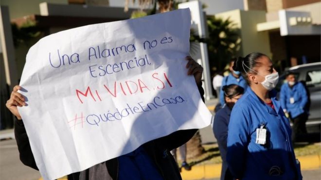  墨西哥工人抗議現場 手中標語寫道G我的生命才是最重要的A自我隔離留在家裡