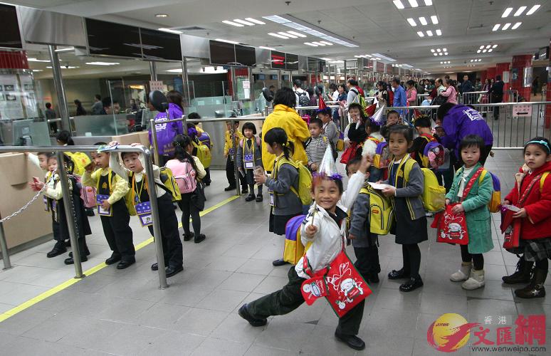 若部分跨境口岸在香港復課後仍未重開，教育界會考慮以實時錄影方式，令跨境學童在家中仍可繼續學習。（香港文匯報資料圖）