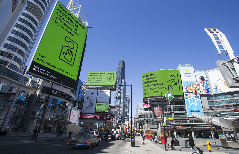 在加拿大多倫多A廣場大屏幕上顯示抗擊新冠肺炎疫情的信息C]新華社資料圖片^