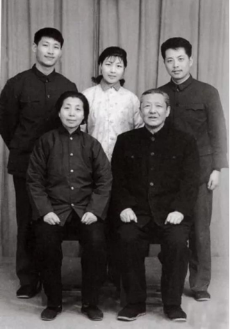  1975年A習仲勛和齊心與兒女在洛陽紅旗照相館合影C來源Gm習仲勛畫傳n