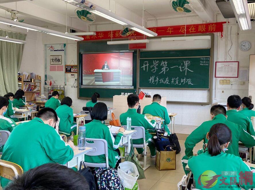 目前A廣東累計有七百萬多學生已經複課開學C圖為廣州一所學校返校上課情景C]盧靜怡攝^