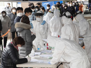 3月10日A在韓國首爾九老區A醫護人員對排隊進行檢測的人員做登記C圖片來源G新華社