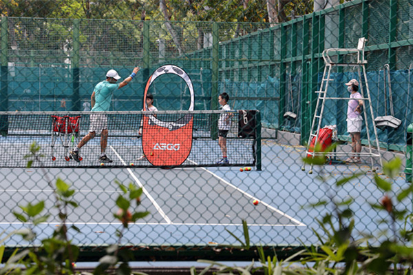 5月7日，香港維園網球運動場設施重開後，市民在休閑運動。 圖片來源：香港中通社