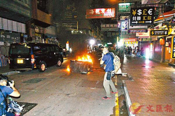 黑衣魔在西洋菜街縱火燒垃圾桶C 香港文匯報記者 攝