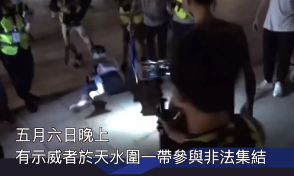 示威者5月6日晚襲擊一名途經的69歲女子（影片截圖）