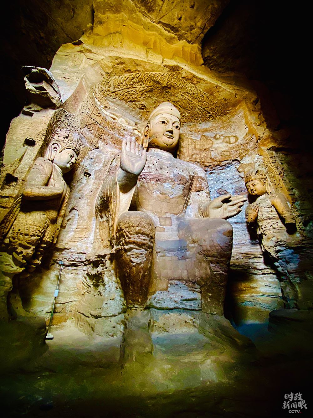 第3窟是雲岡最大的洞窟A又名u靈岩寺vA屬於中期石窟C主尊阿彌陀佛高10米C(總台央視記者李輝拍攝)