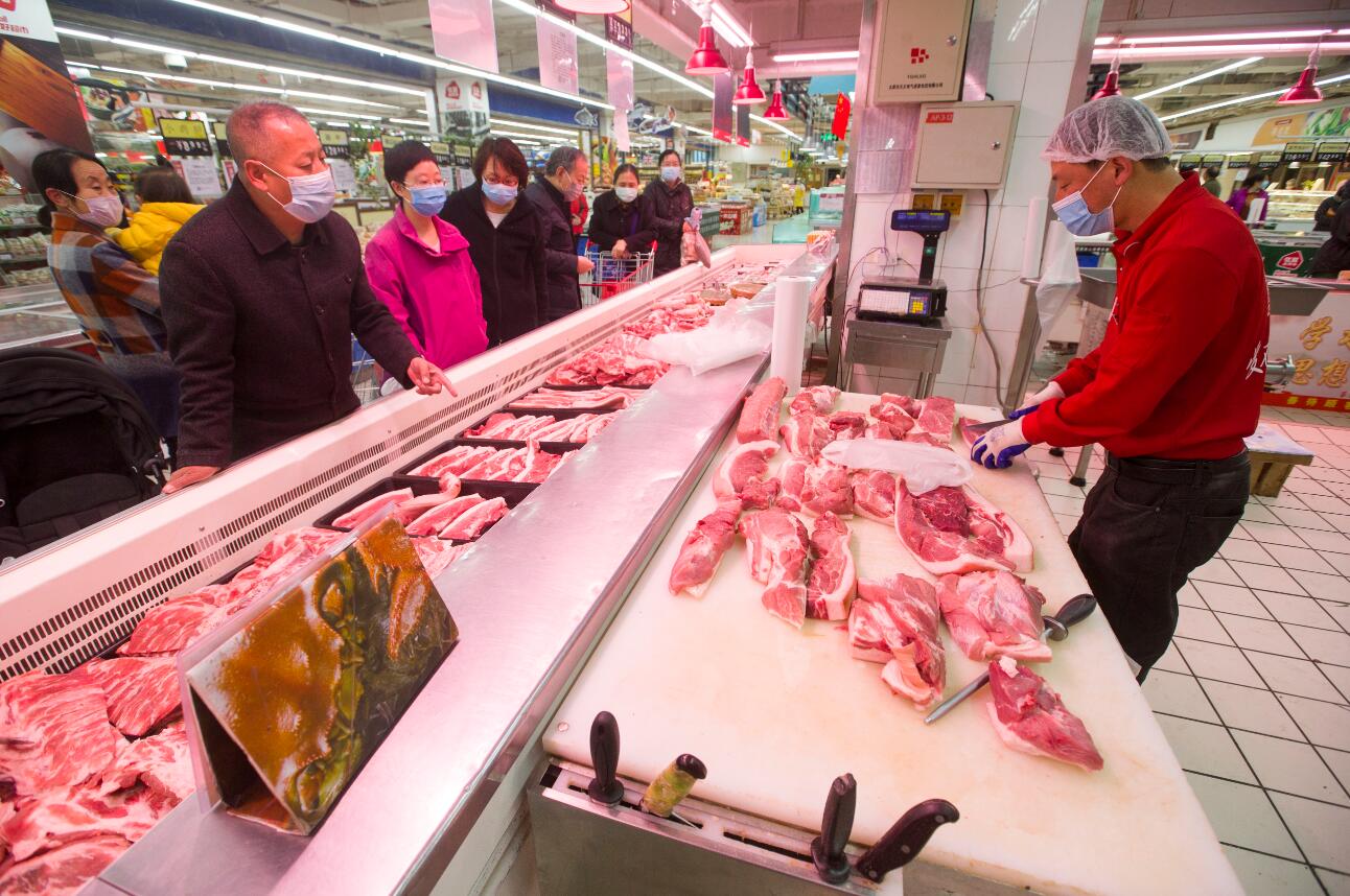 圖為消費者在一超市內選購豬肉C中新社