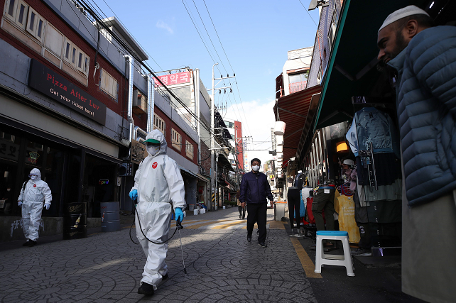 衞生人員在首爾市梨泰院區的一條街道上噴灑消毒劑C(法新社資料圖片)