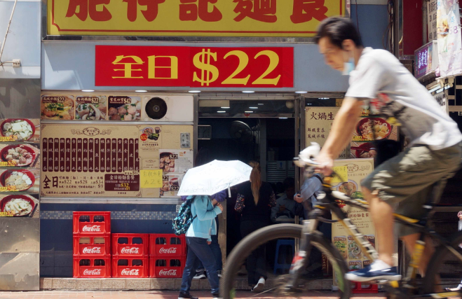 香港繼續受到疫情影響A餐廳食肆顧客減少A令不少商家推出平價餐飲招徠C來源G香港中通社 